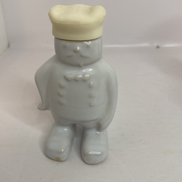 Salt and Pepper Shakers Hugging Chefs - Picture 7 of 15